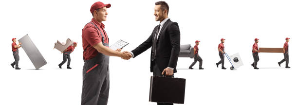 Equipe de mudança cumprimentando cliente